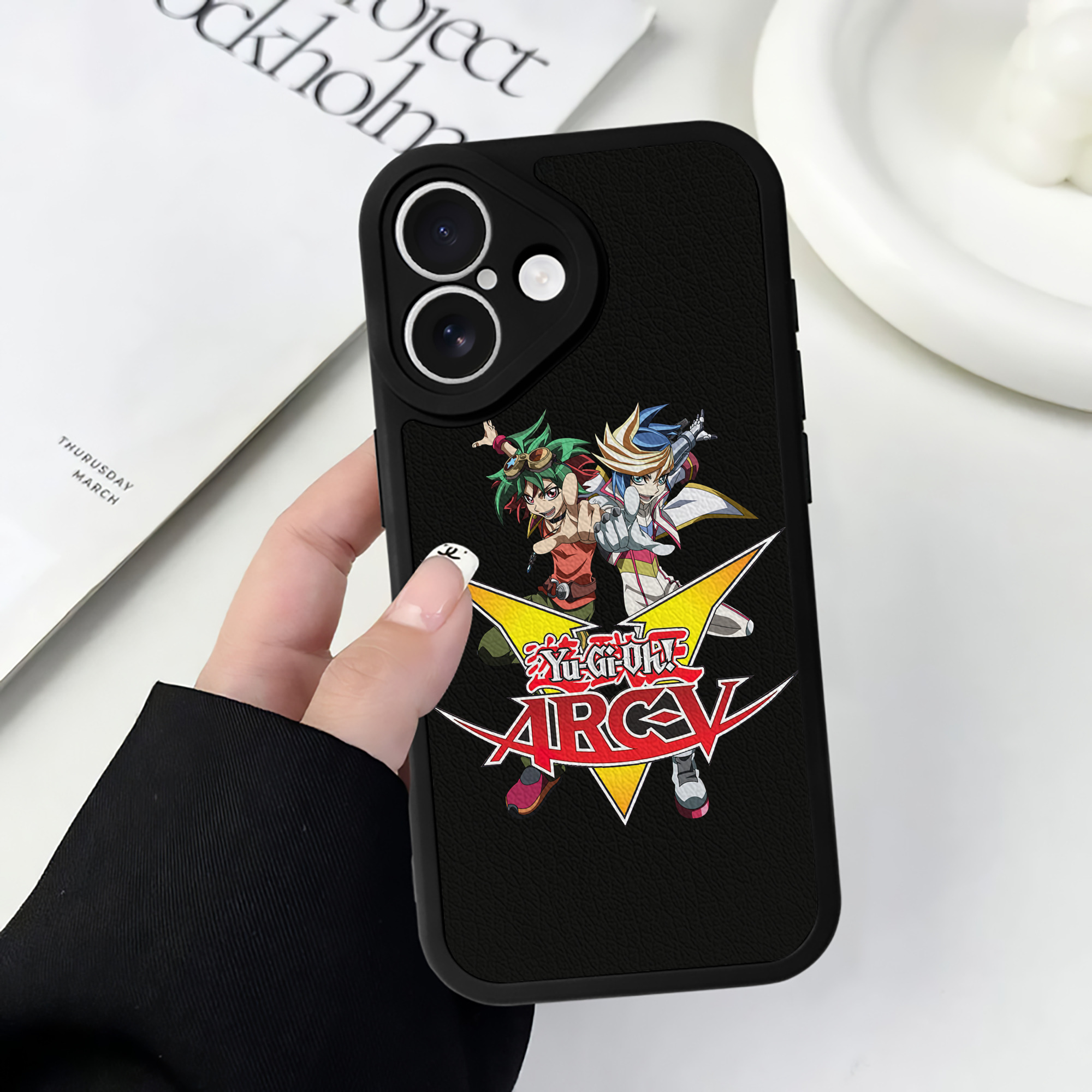 遊☆戯☆王 Yu-Gi-Oh! 【iPhone 16シリーズ対応】シリコンスマホケース（レザー調） 材質：シリコン